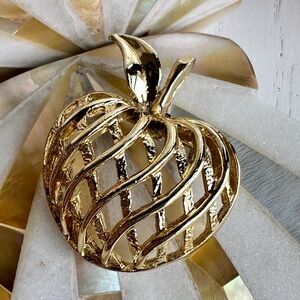 🍏 Woven Mesh Apple Pin! 1980’s
